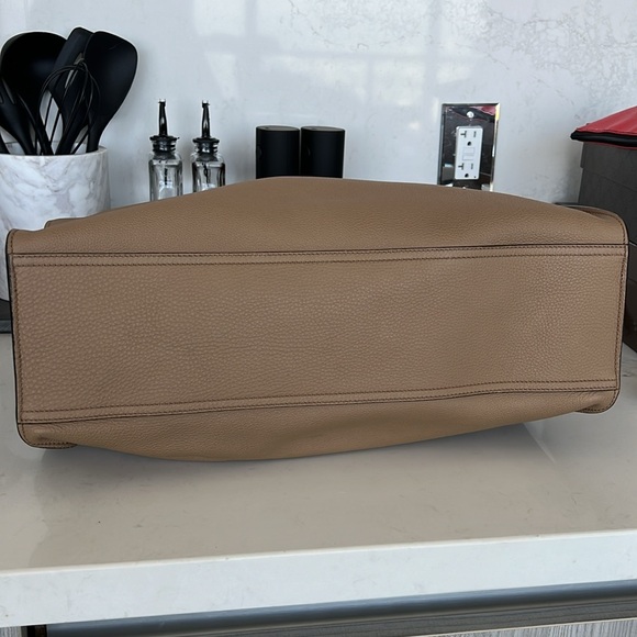 GUCCI TOTE JACKIE ,CAMEL COLOR,ONLY WORN ONCE - Picture 3 of 8